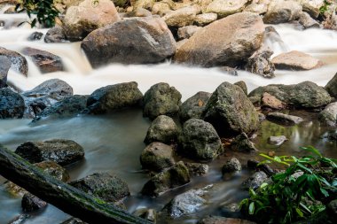 Nang Rong Şelalesi, Tayland 'da kayalarla akan güzel su.