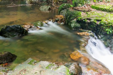 Tayland ulusal parkında akan güzel su