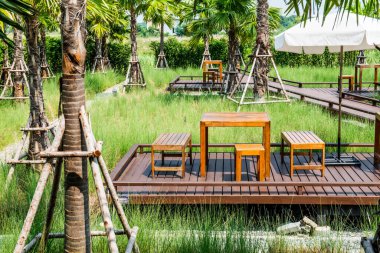 Tahta Masa Seti ve Tayland Park 'taki Ağaçlar.