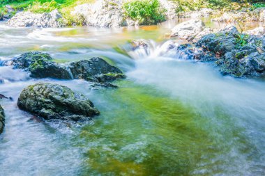 Su Khlong Lan Şelalesinde akıyor, Tayland