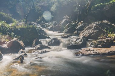 Su Khlong Lan Şelalesinde akıyor, Tayland