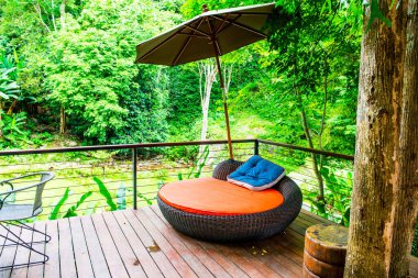 Doğal park Tayland 'da şemsiyeli bir yastık..