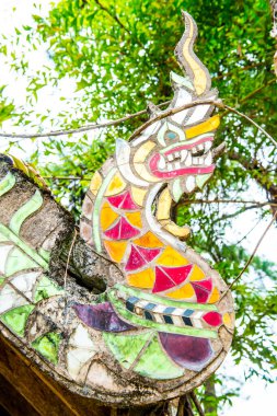 Tayland 'daki Tayland tapınağının çatısında Naga heykeli.