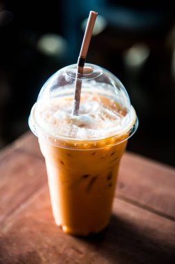 Tahta Masa üzerinde buzlu süt çayı, Tayland.