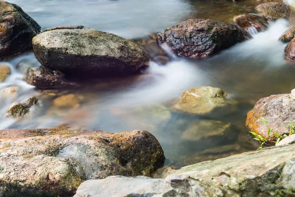 Tayland doğal parkında akan güzel su