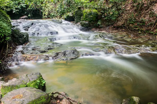 Sarika Şelalesi Nakhon Nayok Eyaleti, Tayland.