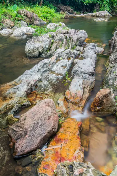Tayland 'daki ulusal parkta kayalar ve su akışı