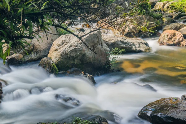 Su Khlong Lan Şelalesinde akıyor, Tayland