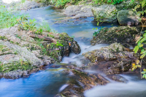 Su Khlong Lan Şelalesinde akıyor, Tayland