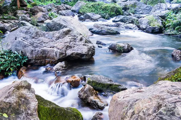Tayland 'daki ulusal parktaki Klonglan şelalesinde su akıyor..