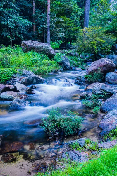 Tayland 'daki ulusal parktaki Klonglan şelalesinde su akıyor..