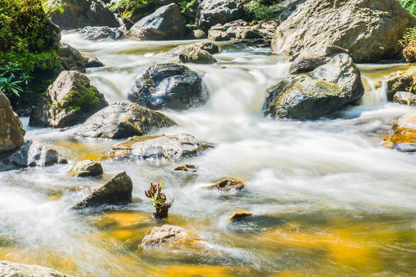 Su Khlong Lan Şelalesinde akıyor, Tayland