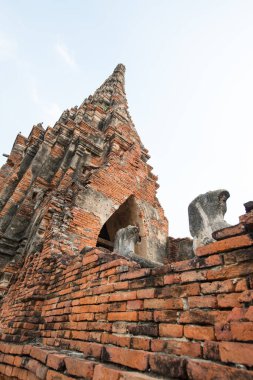 Eski Buda heykeli ve Tayland 'daki Chaiwathanaram Tapınağı' nda antik tapınak
