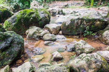 Tayland 'daki ulusal parkta kayalar ve su akışı