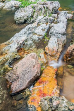 Tayland 'daki ulusal parkta kayalar ve su akışı
