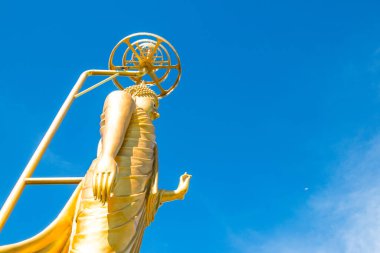 Altın buddha heykeli mavi gökyüzü, Tayland ile