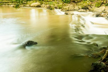 Nang Rong Şelalesi, Tayland 'da kayalarla akan güzel su.