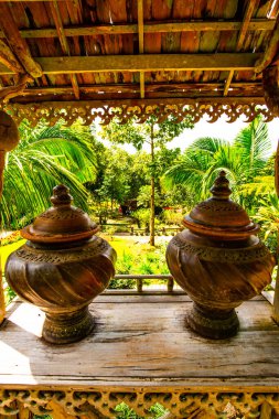 Tayland 'da parkta bir sürahi terracotta..