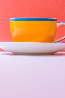 Turuncu duvarlı sarı kahve fincanı, Tayland.