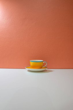 Turuncu duvarlı, beyaz tabanlı sarı kahve fincanı, Tayland.