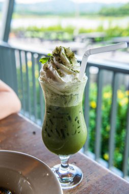 Krem şantili buzlu yeşil çay, Tayland.