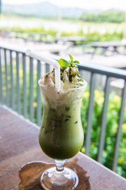 Krem şantili buzlu yeşil çay, Tayland.