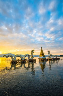 Beyaz Naga heykeli Kwan Phayao, Tayland 'da.