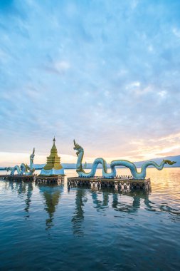 Beyaz Naga heykeli Kwan Phayao, Tayland 'da.