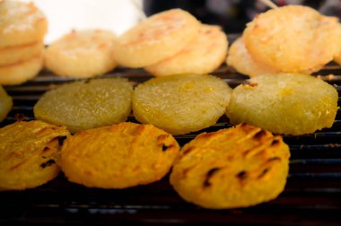 Khao Jee, Tayland 'da yerel kömür ocağında yumurtalı ızgara pilav..