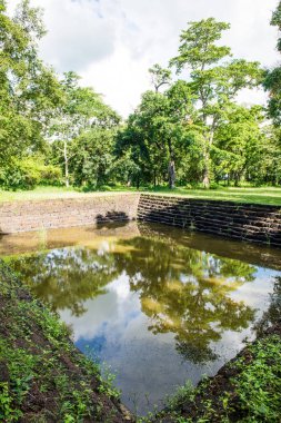 Tayland 'daki Ku Santaratana parkında eski bir gölet.