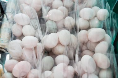 Tayland 'da naylon poşette ördek yumurtaları..