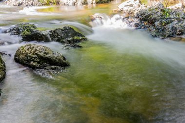 Su Khlong Lan Şelalesinde akıyor, Tayland