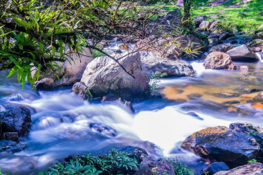 Su Khlong Lan Şelalesinde akıyor, Tayland