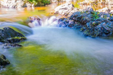 Su Khlong Lan Şelalesinde akıyor, Tayland
