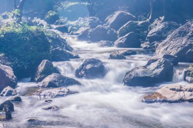 Su Khlong Lan Şelalesinde akıyor, Tayland