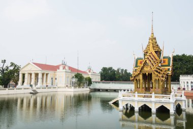 Phra Thinang Aisawan Thiphya-Art Pavyonu ve Phra Thinang Warophat Phiman Binası Bang Pa-In Sarayı, Tayland.