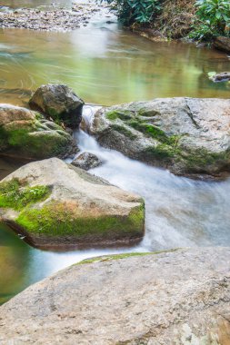 Su Maesa Noi Şelalesi 'nde akıyor, Tayland.