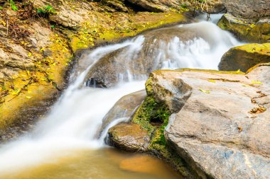 Su Maesa Şelalesinde akıyor, Tayland.