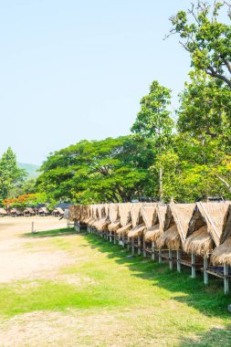 Tayland 'ın Chiangmai ilindeki Huay Tueng Tao gölünde kulübeler..