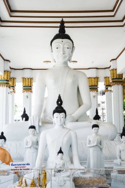 Tayland, Nakhonsawan 'daki Beyaz Buda heykeli..