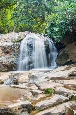 Maesa şelalesinin manzarası, Tayland.