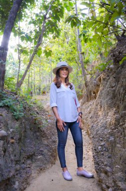 Mae Wang Ulusal Parkı, Chiang Mai Eyaleti 'nde doğa yolunda yürürken Asyalı bir kadın turist..