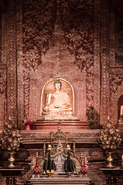 stock image Phra Phuttha Sihing Buddha at Phra Sing Waramahavihan Temple, Thailand.