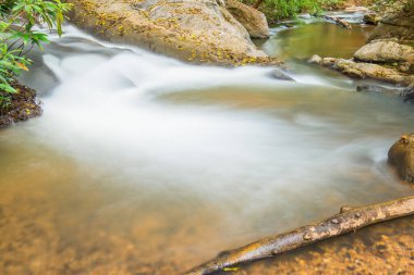 Su Maesa Noi Şelalesi 'nde akıyor, Tayland.
