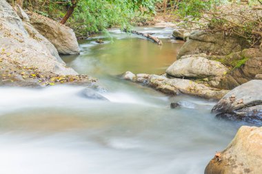 Su Maesa Noi Şelalesi 'nde akıyor, Tayland.