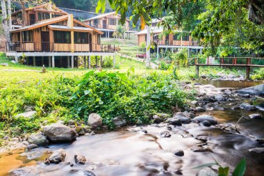 Güzel su doğada, Tayland 'da evle birlikte akıyor.