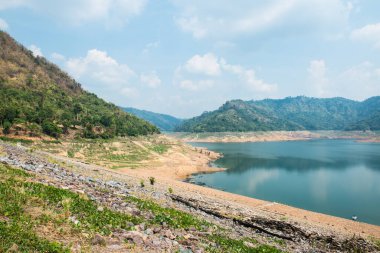Güzel manzara Khundanprakarnchon Barajı, Tayland