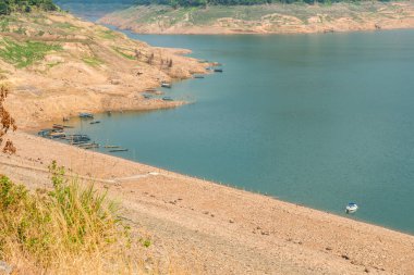 Güzel manzara Khundanprakarnchon Barajı, Tayland
