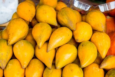 Tayland 'da satışta yumurta meyvesi ya da Canistel..