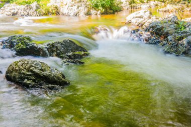 Su Khlong Lan Şelalesinde akıyor, Tayland